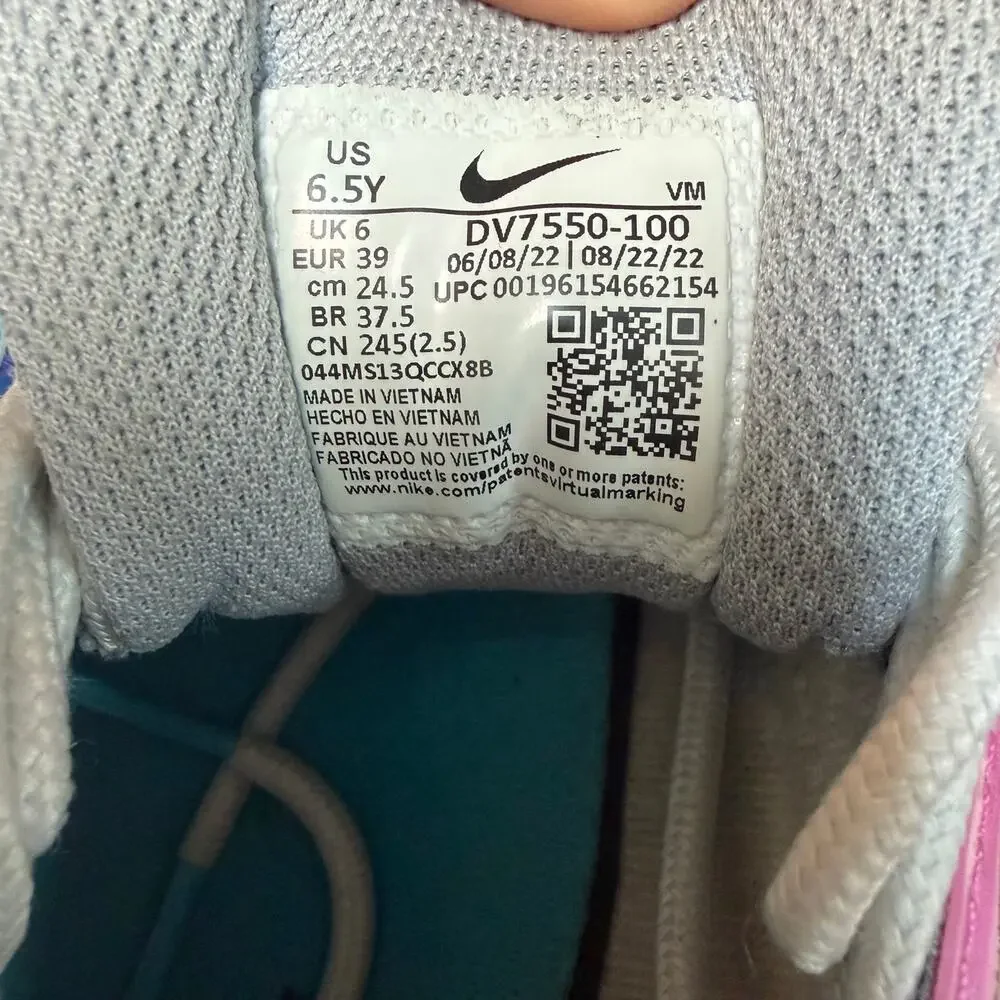 Nike *picture shows